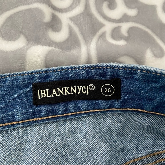 Blank NYC Loose Fit cuffed hems Distressed Denim Women's Shorts - Size 26 - Picture 4 of 8